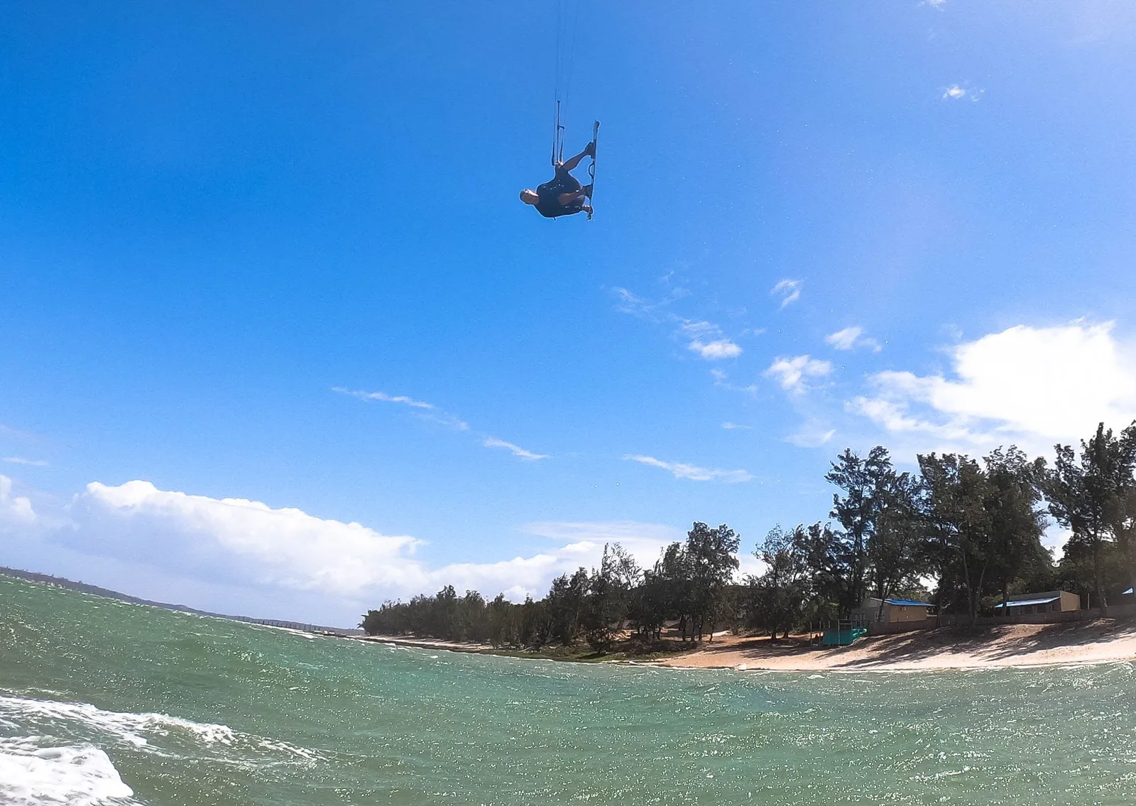 saut en kitesurf homme