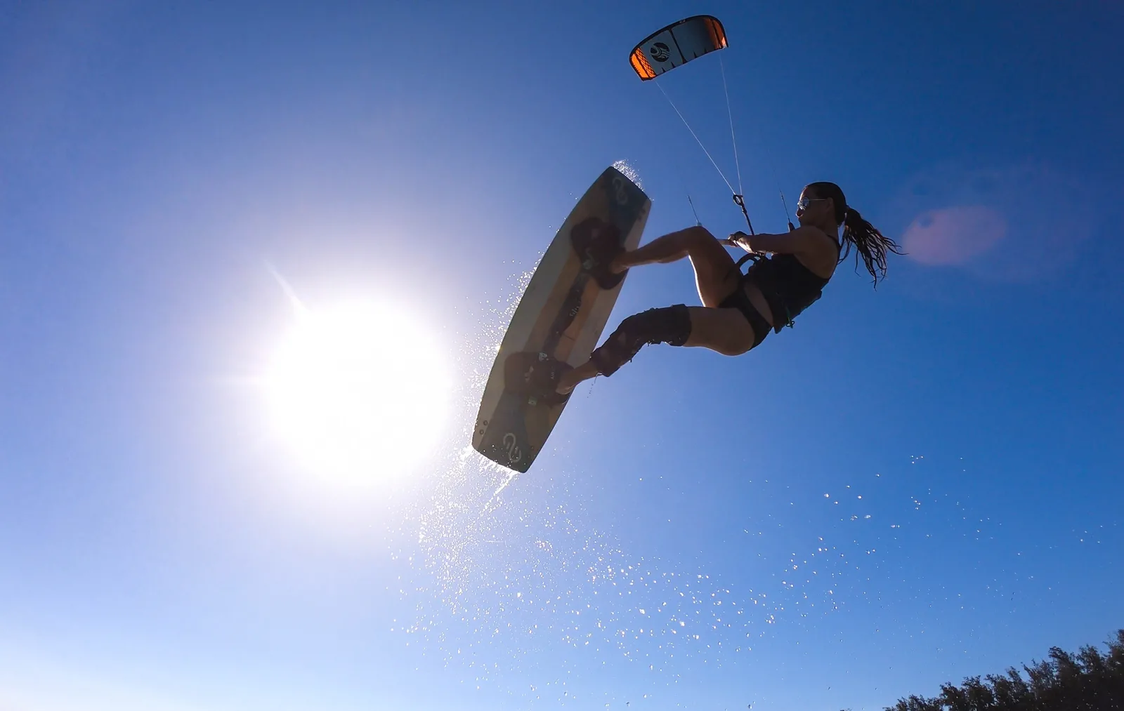 saut en kitesurf femme