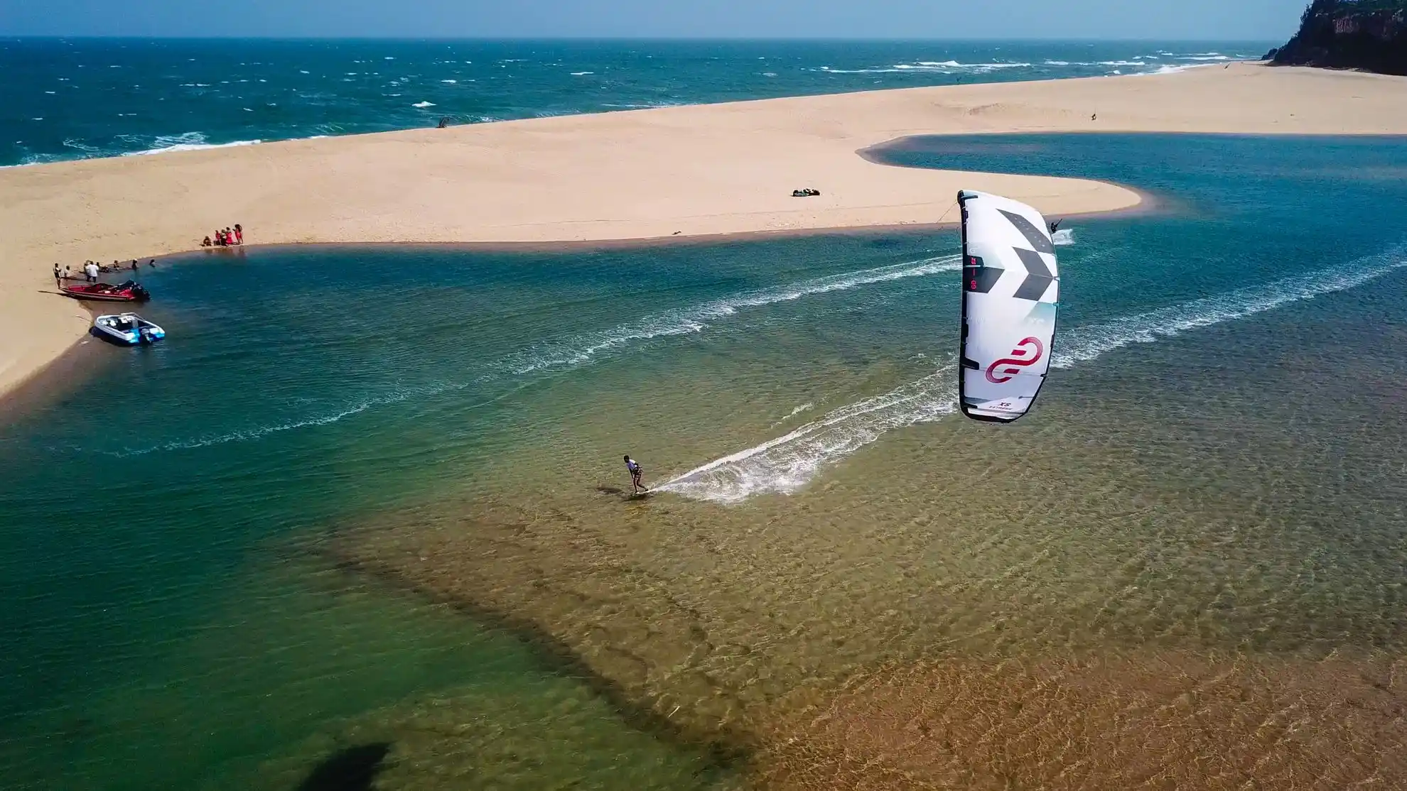 kiter sur l'eau et groupe de gens au premier plan