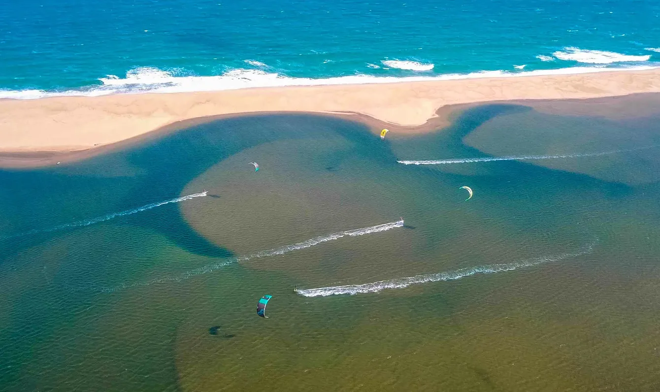 riders sur aysage cotier vu de drone