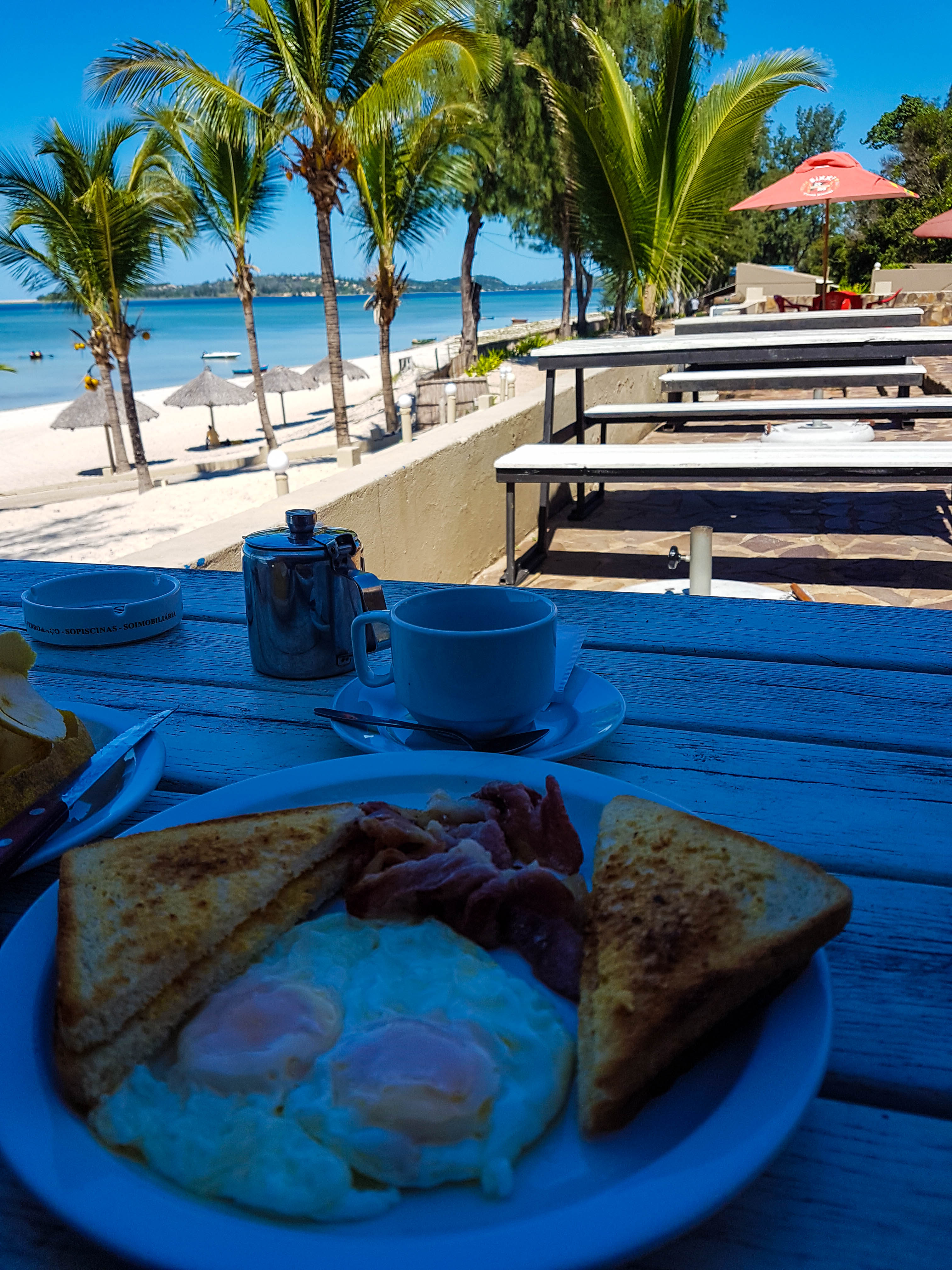 Desayuno con vistas a la laguna en el restaurante del Palmeiras