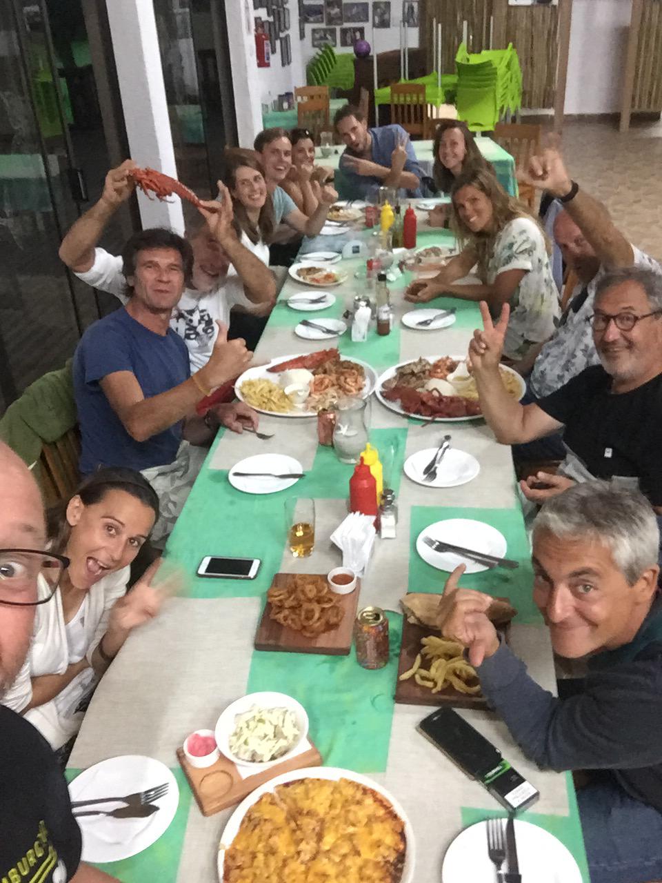 Mesa puesta para cenar en Bilene