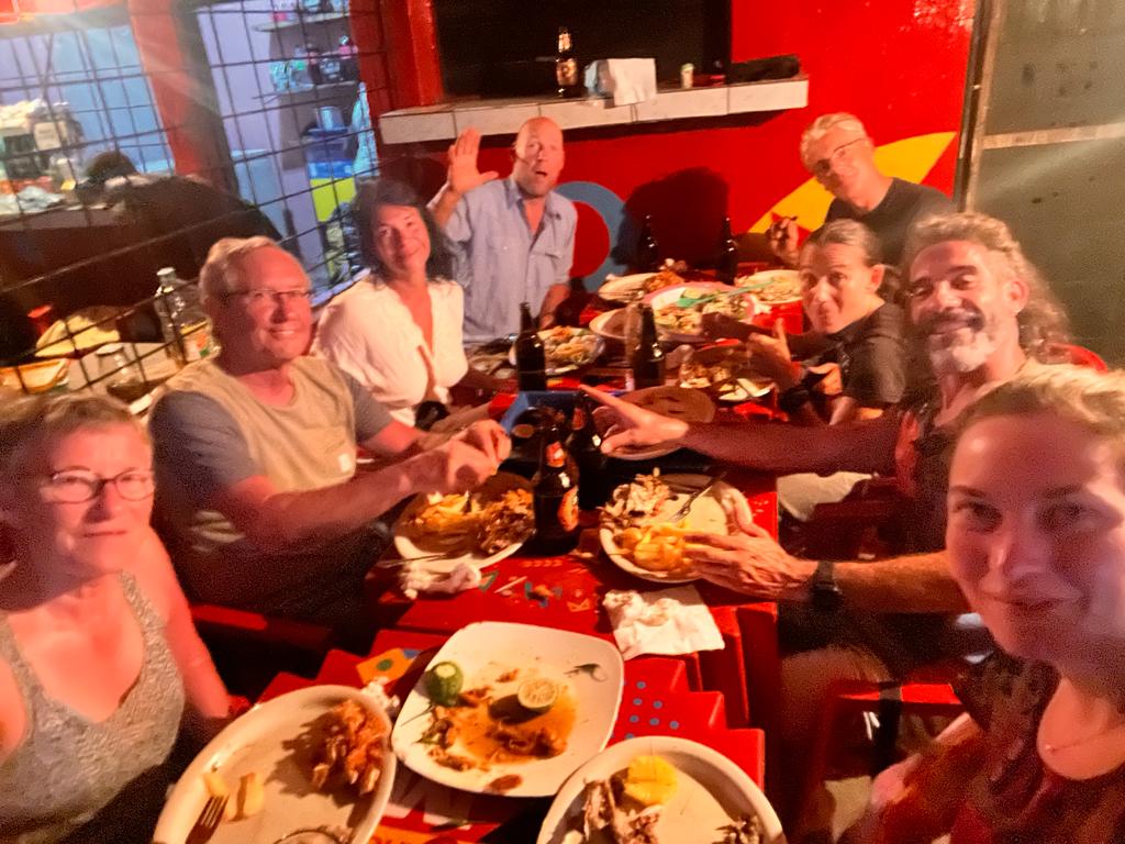Grupo de riders cenando fuera en Bilene