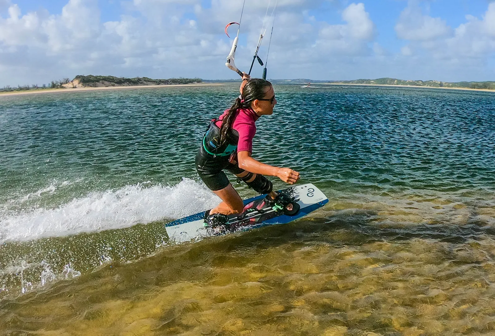 kitesurfeuse sur l'eau