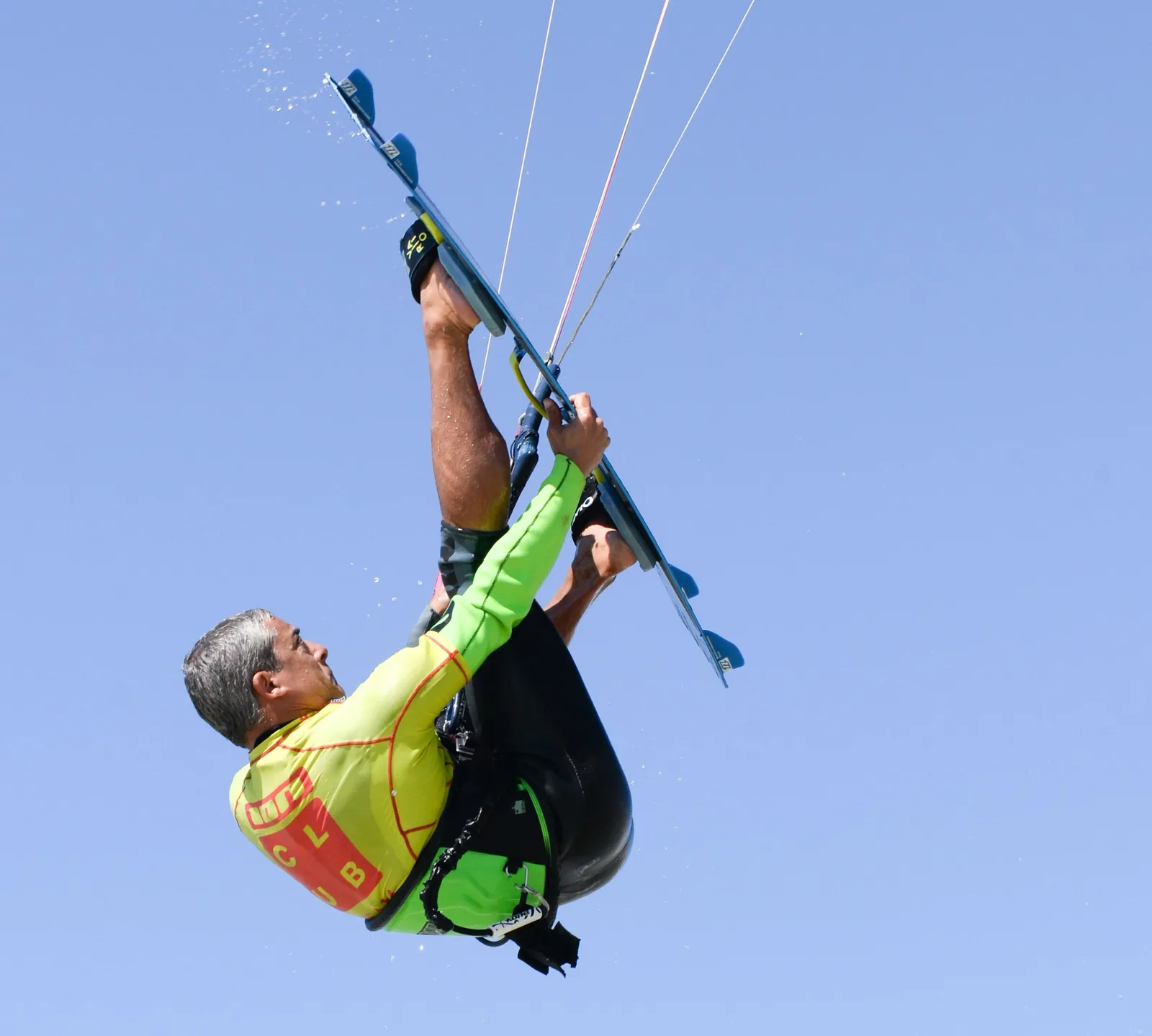 kitesurfeur pendant un saut grabbé
