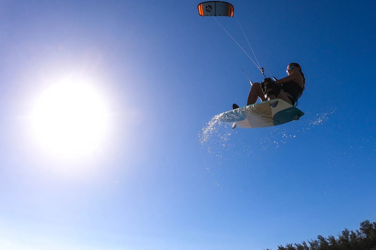 Kitesurfeuse pendant un saut