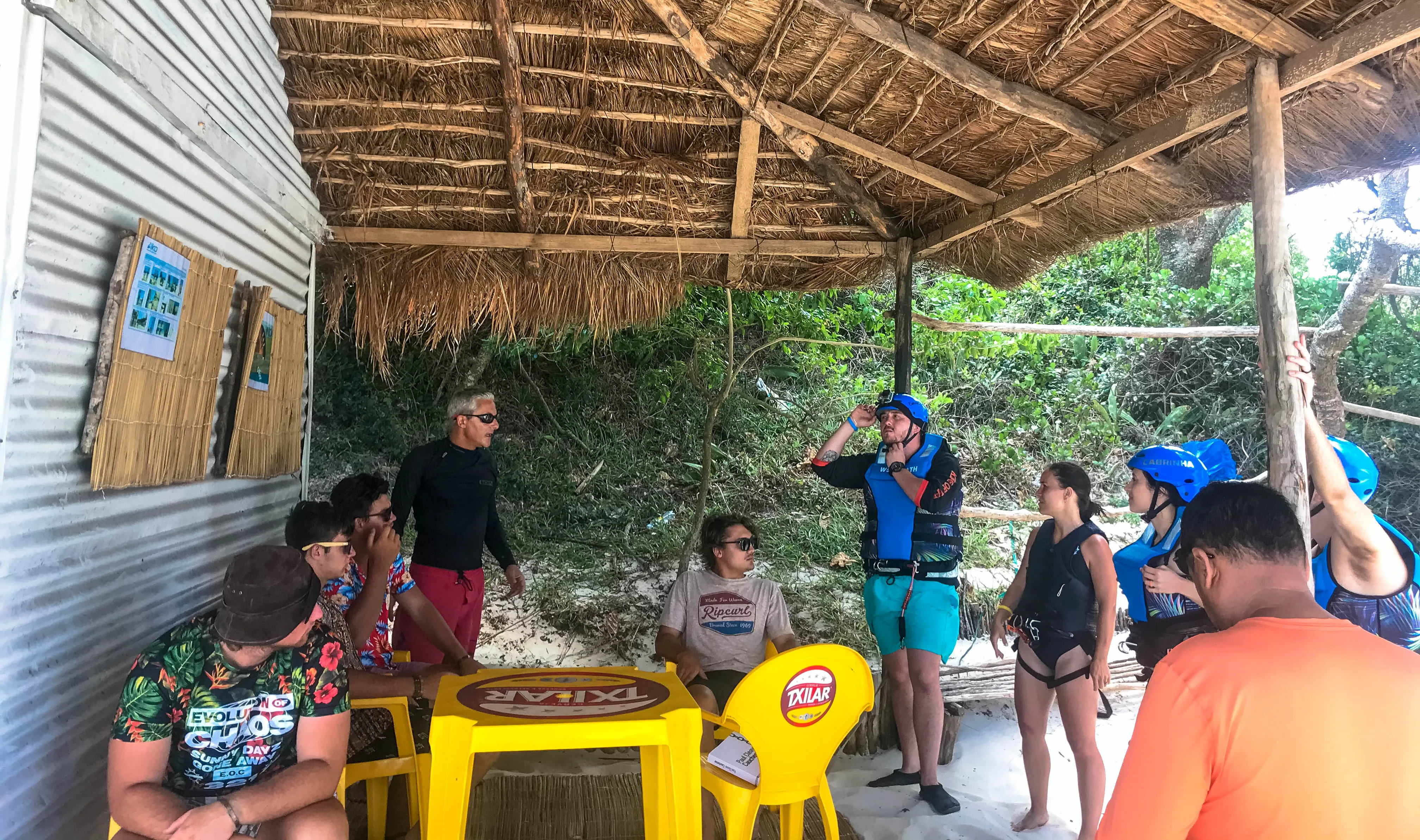 Groupe d'élève à l'ombre du centre de kitesurf