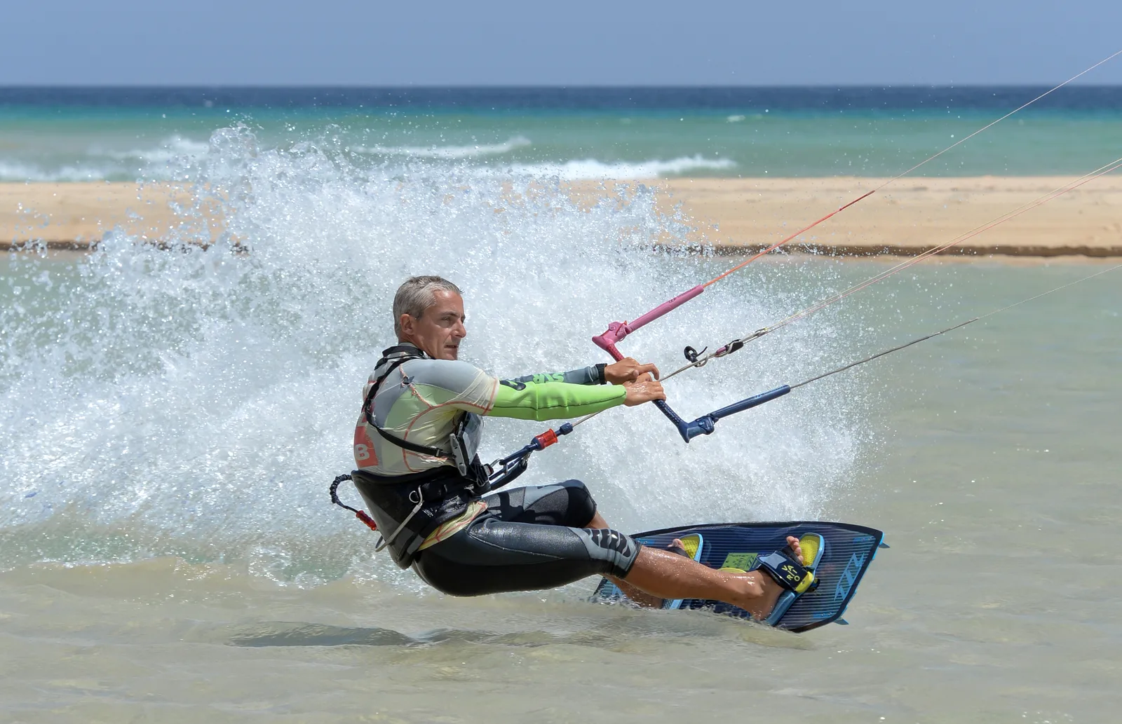 kitesurfer sur l'eau