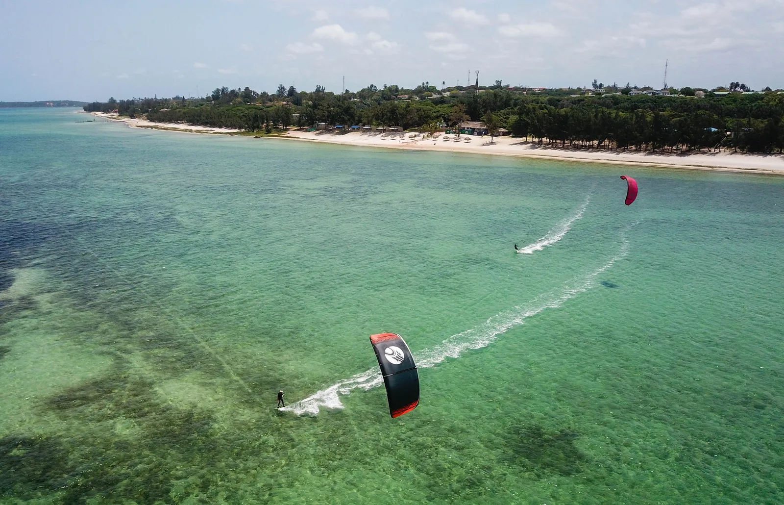 Kitesurfer sur l'eau plate