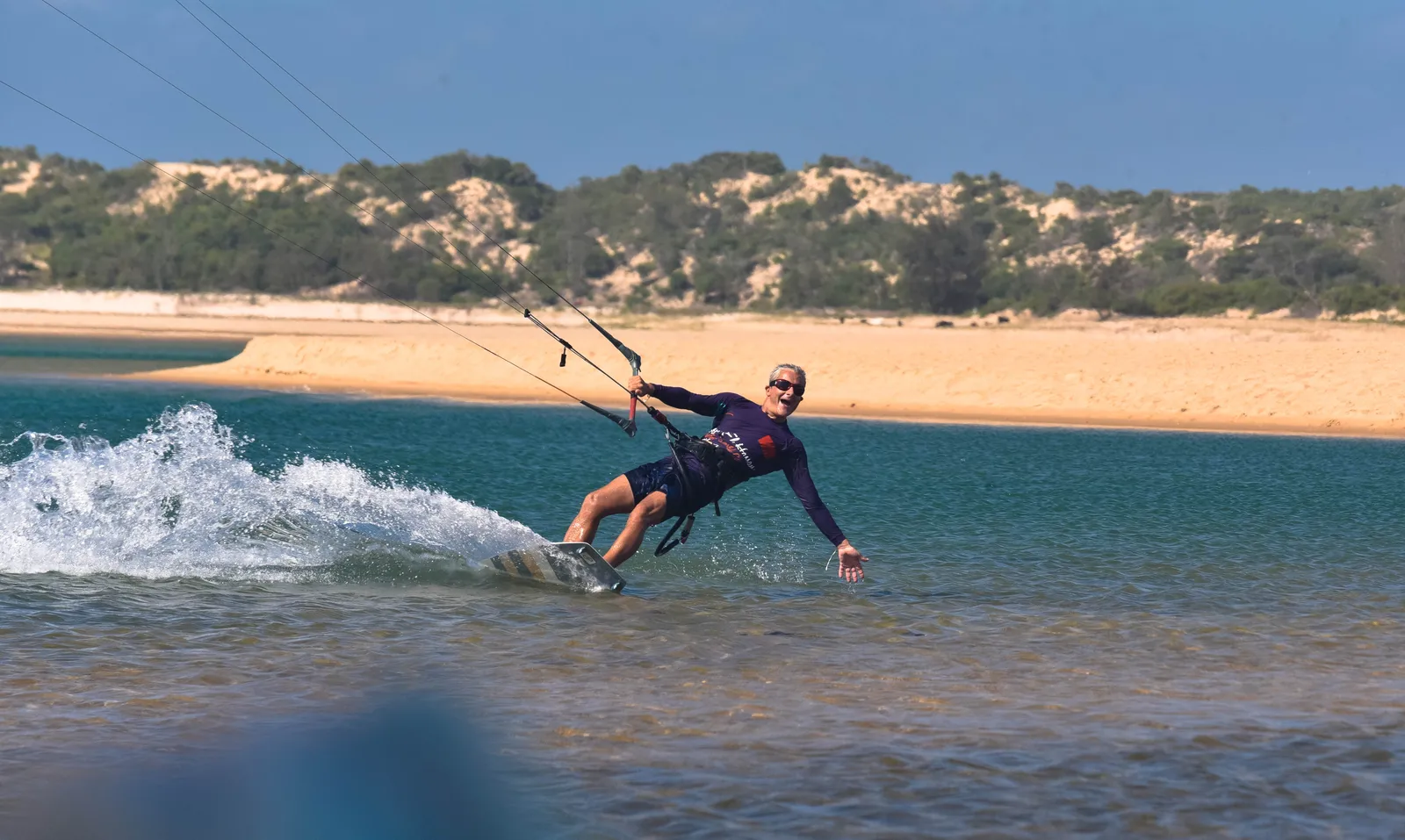 kitesurfer sur l'eau