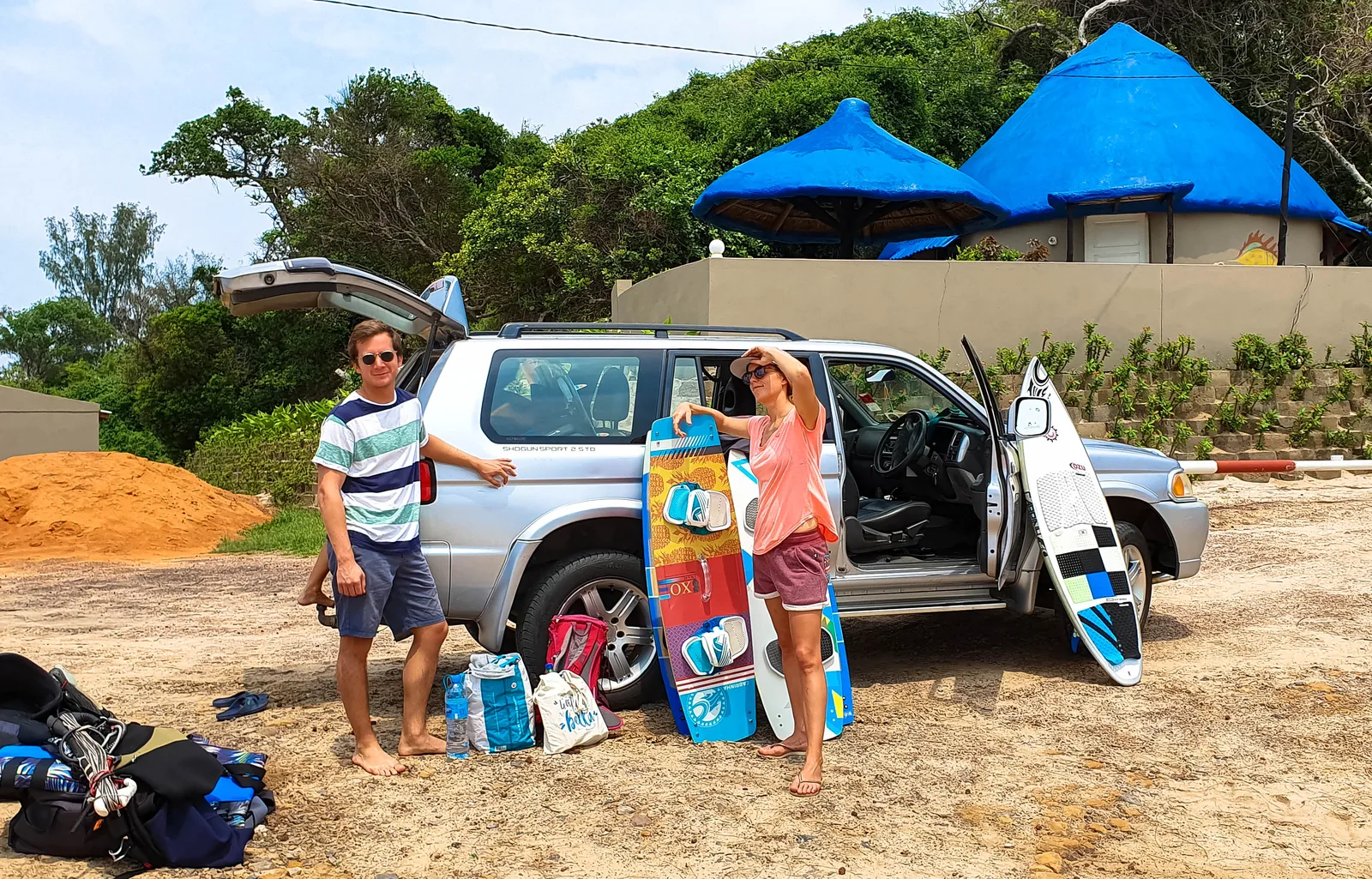 voyageurs davant une voiture