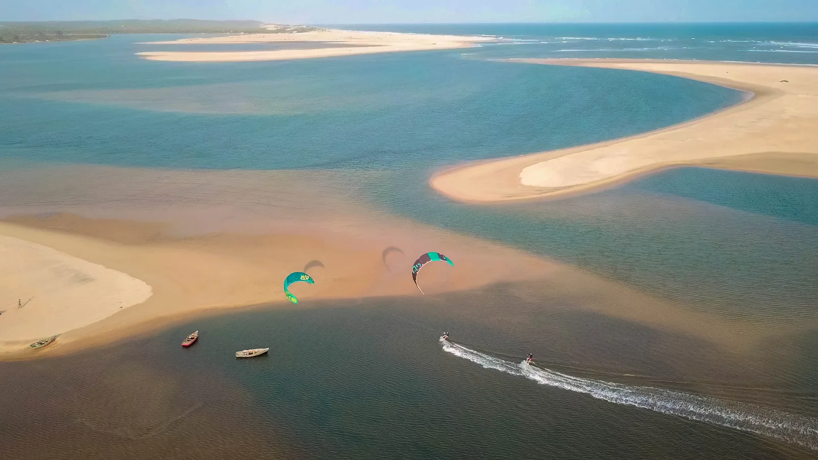 plage et océan vu de drone