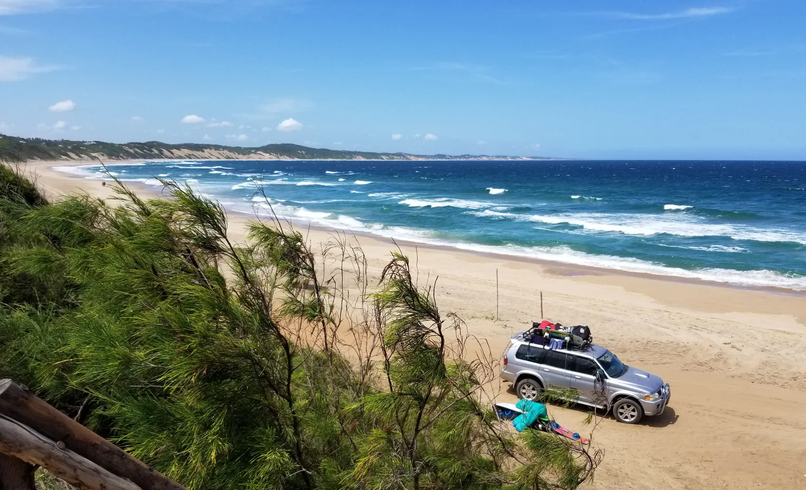 plage et océan avec voiture et équipement