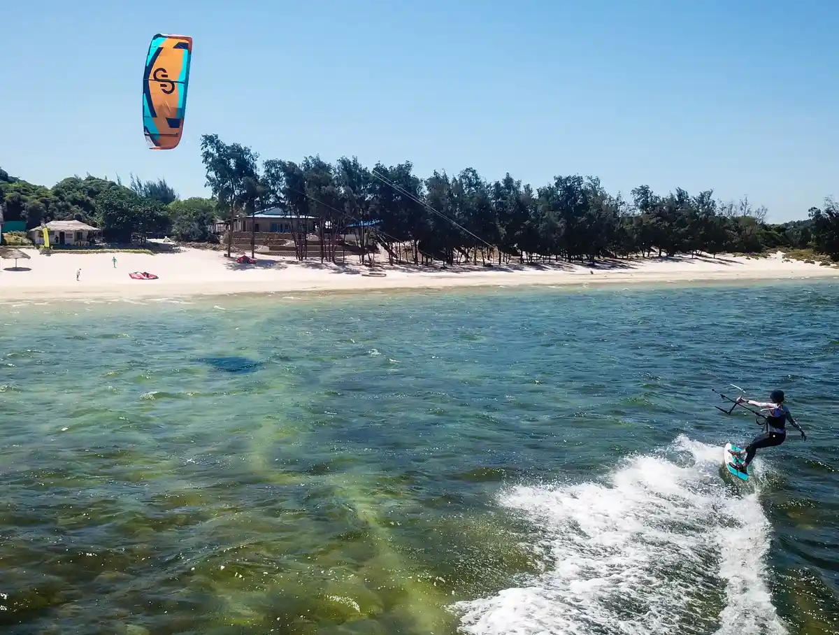 Kitesurfeuse en session devant la plage de Bilene, vue depuis l'eau