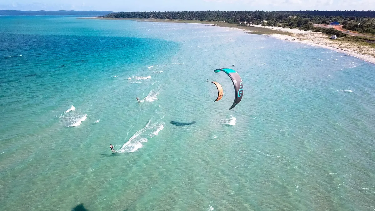 kitesurfer dans un paysage magnifique