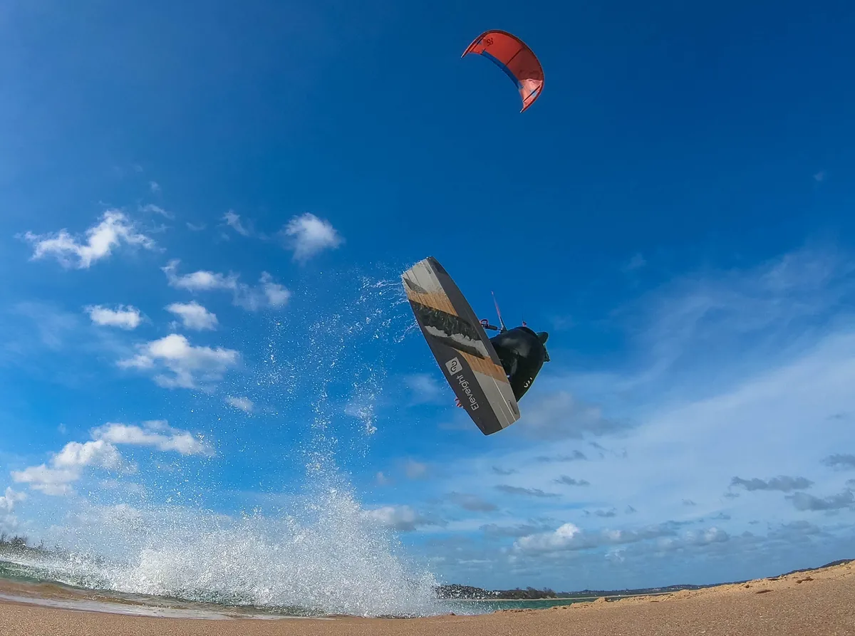 kitesurfer pendant un saut