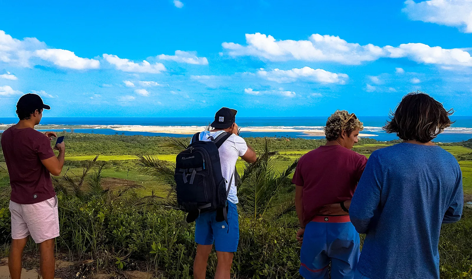 équipe de riders qui regarde un paysage magnifique