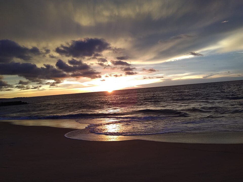 Plage déserte au coucher du soleil à Kalpitiya, Sri Lanka